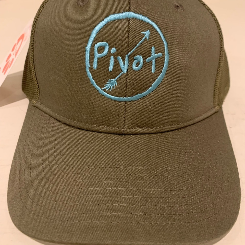 NWT ‘Pivot’ trucker hats